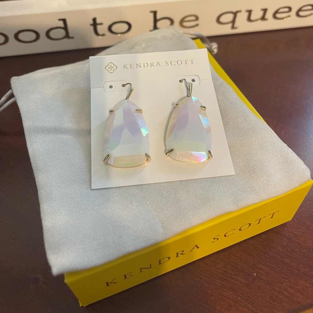 EUC Kendra Scott Kristina earrings